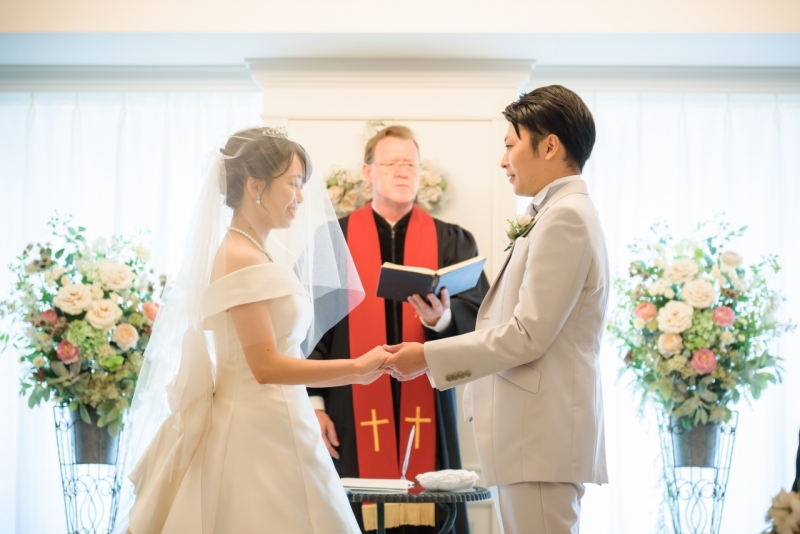 手を取り合って