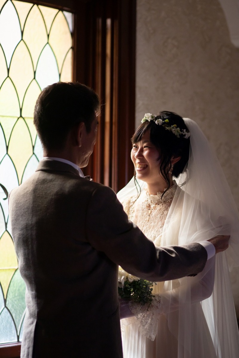 ステンドグラスが素敵な窓で