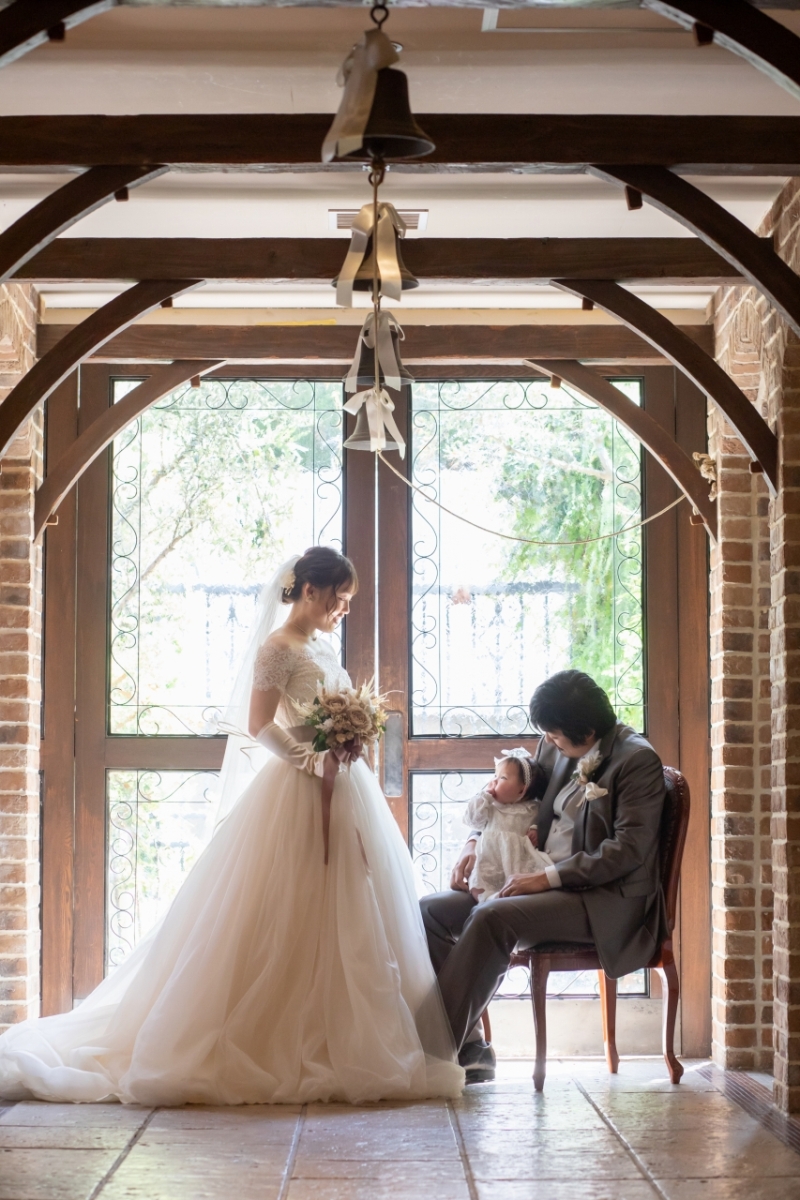 光の入る扉前で家族写真を