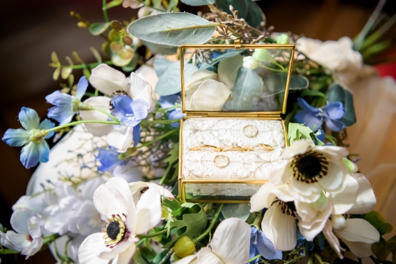 ブーケの上で結婚指輪を