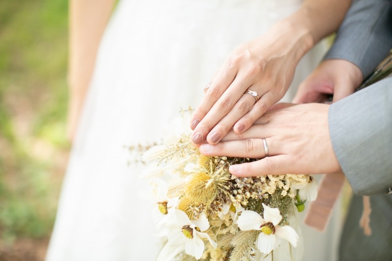 ブーケの上で手を重ねて