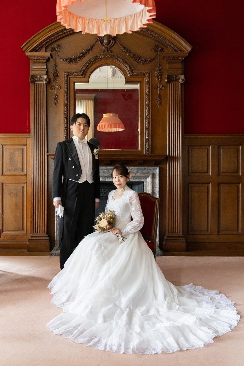 椅子に座ってクラシカルな一枚も