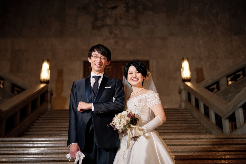 大階段をバックに