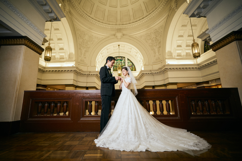 綺麗なステンドグラスを背景に