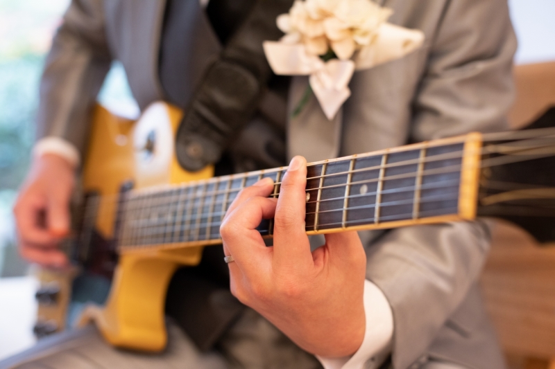 ご新郎様は愛用のギターをご持参！