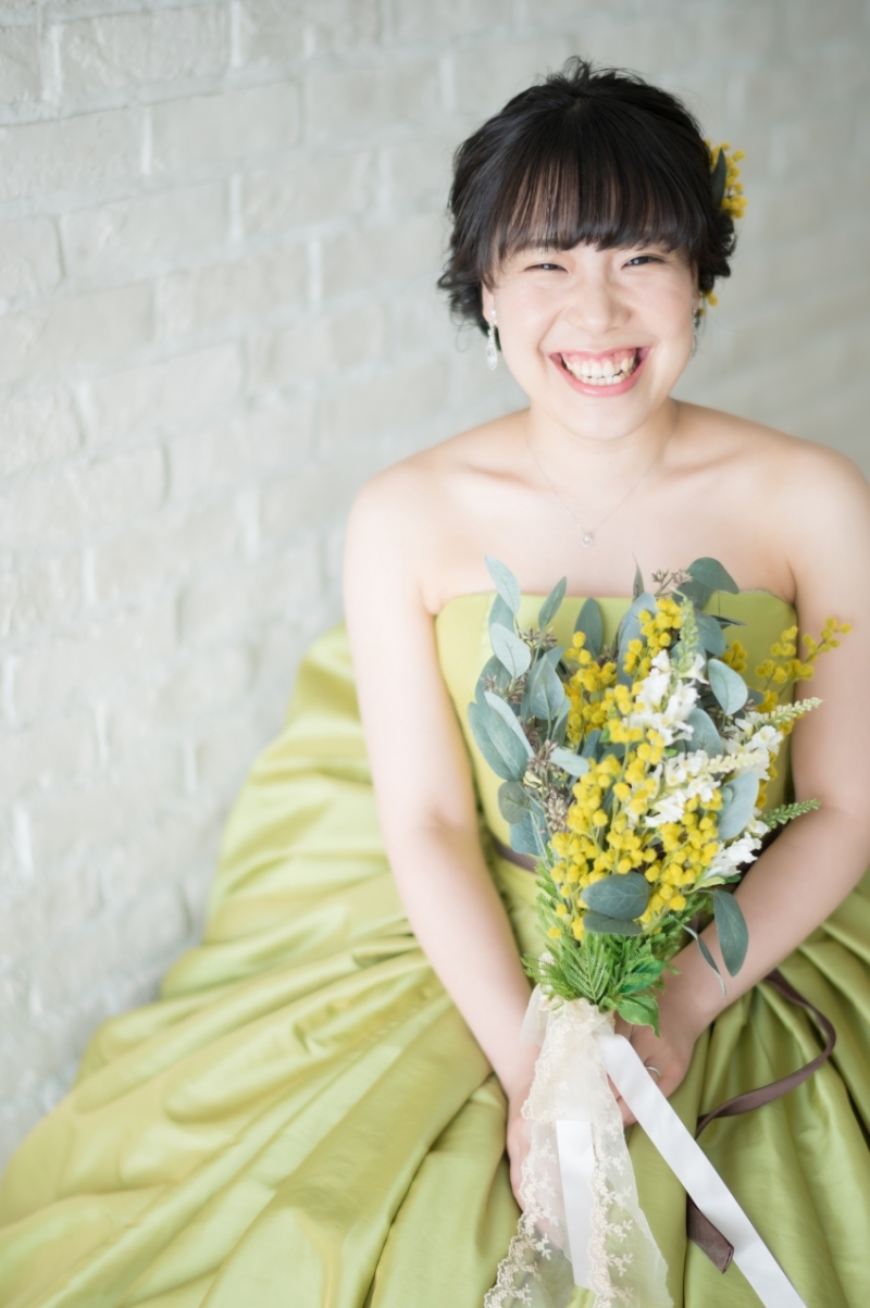 鮮やかな黄緑色のドレス!