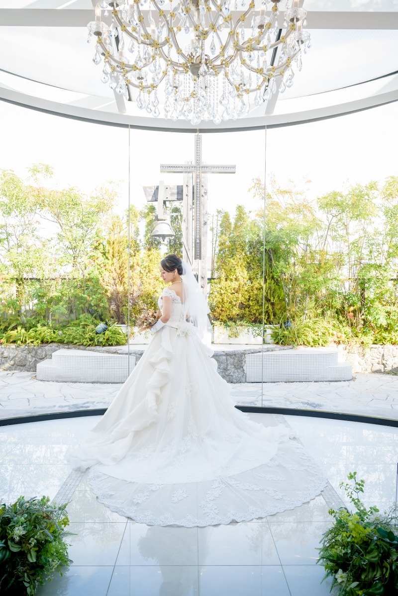 ドレスをしっかりひろげて