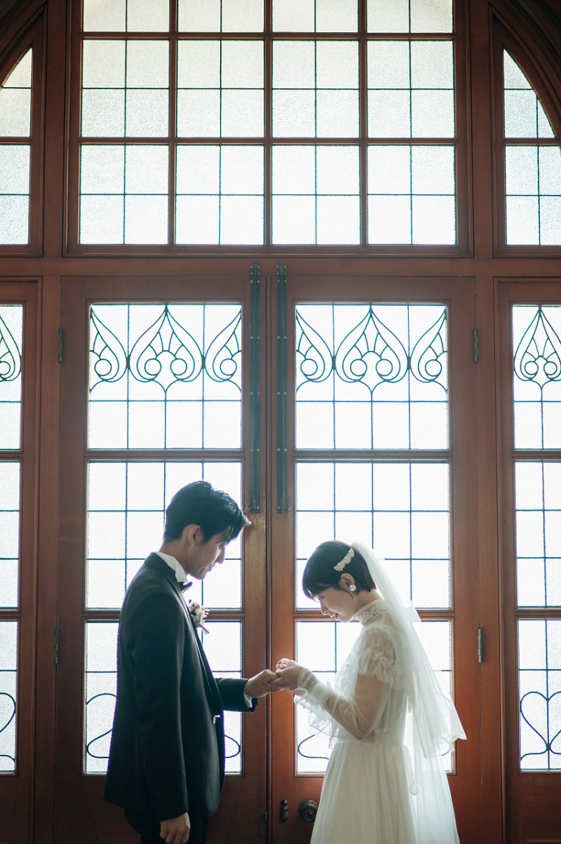 大きな窓辺で指輪交換
