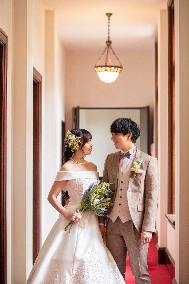 オフショルダーのドレス