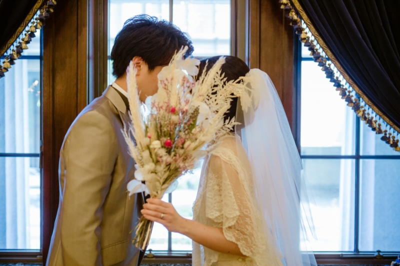 ブーケでお顔を隠して