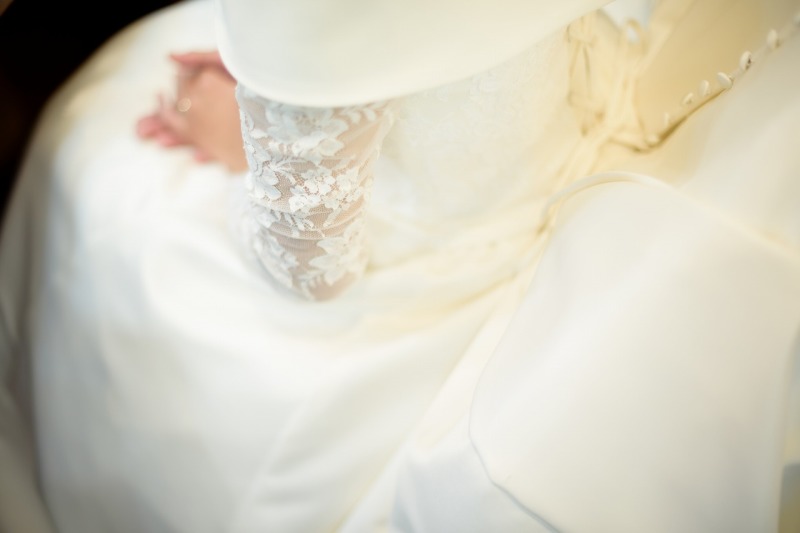 美しいレースの袖のウエディングドレス