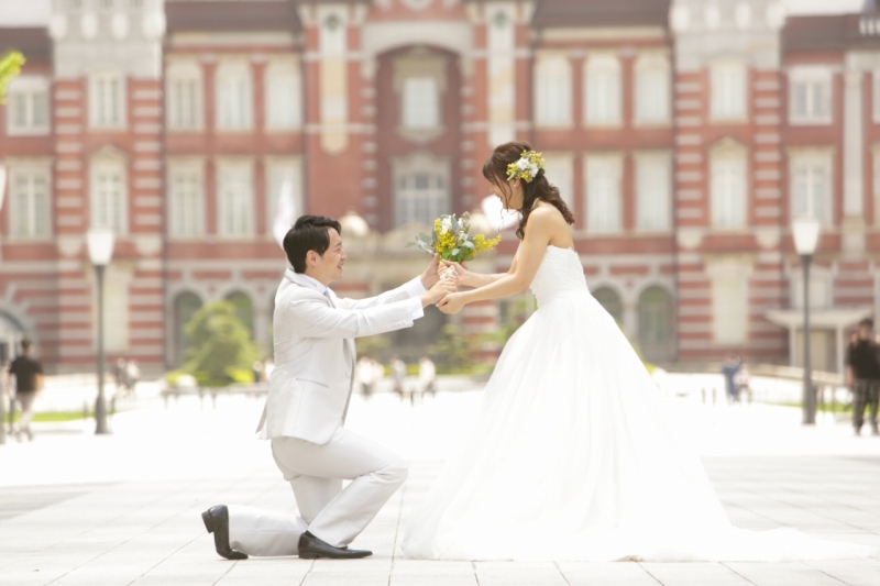 東京駅前でプロポーズシーン