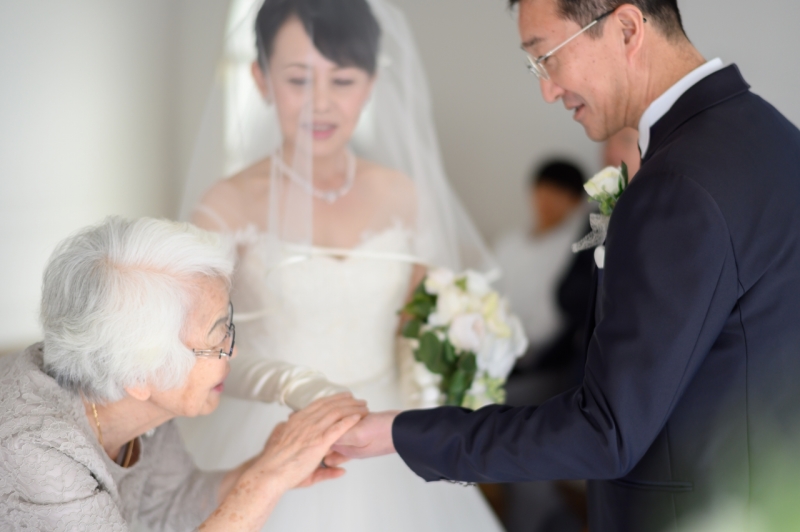 ご新郎様へお手渡し。