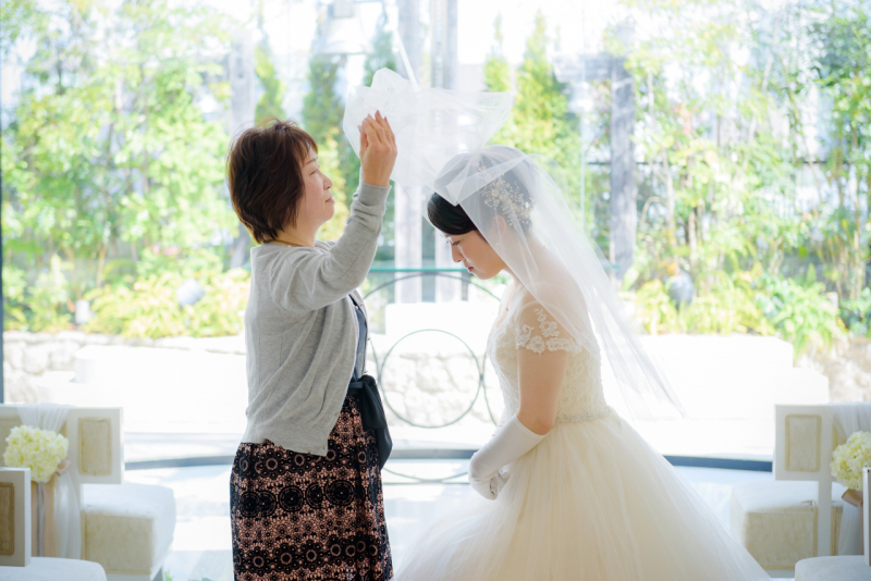 お母様にベールダウンのお手伝い