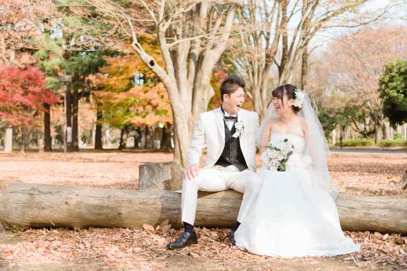 ロケーションならではの切り株も撮影セットに