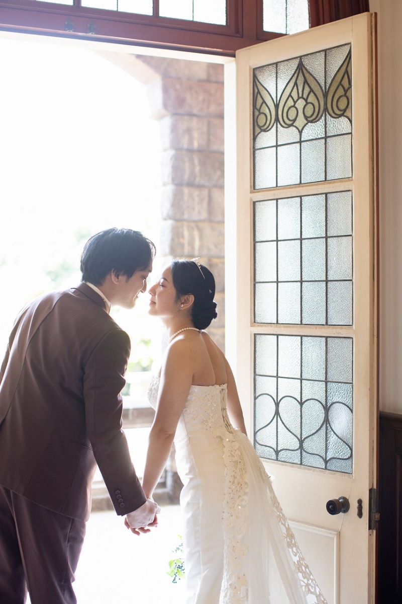 ステンドグラスの扉前で