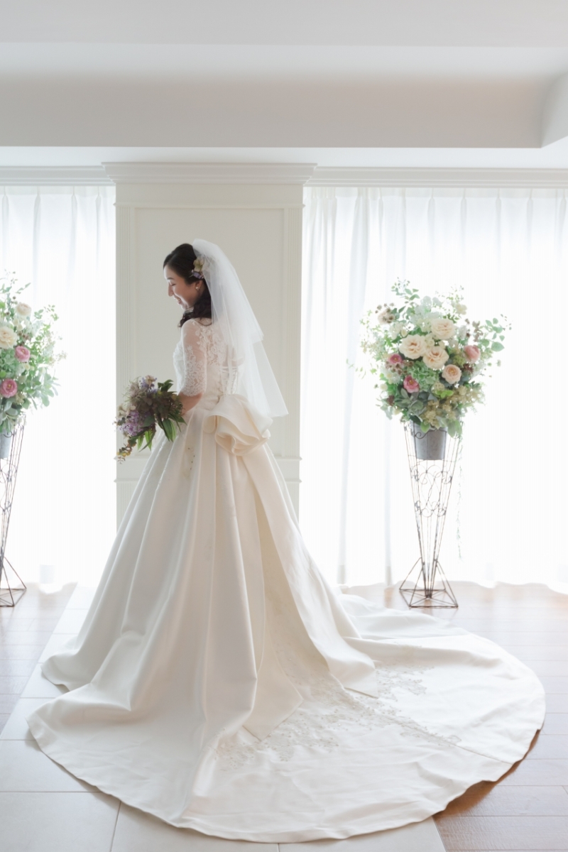 張りのある生地が美しいウエディングドレス