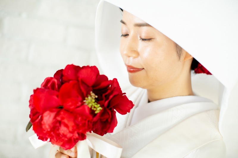 赤いブーケをポイントに