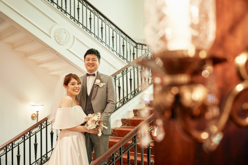 シャンデリア越しのおふたり