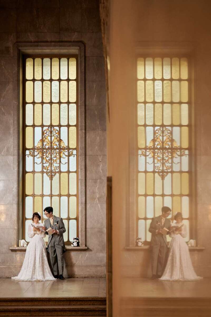 鏡のようにぴかぴかの壁に