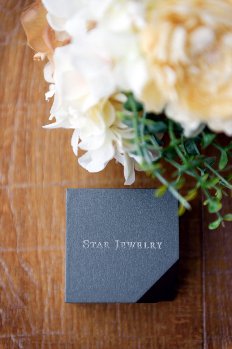 プレゼントのネックレスもしっかり撮影