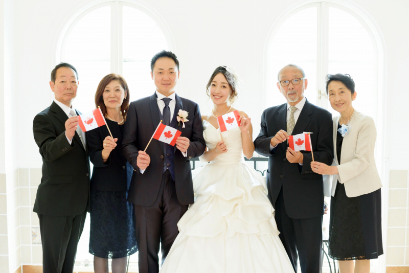 カナダの旗をもって家族写真！