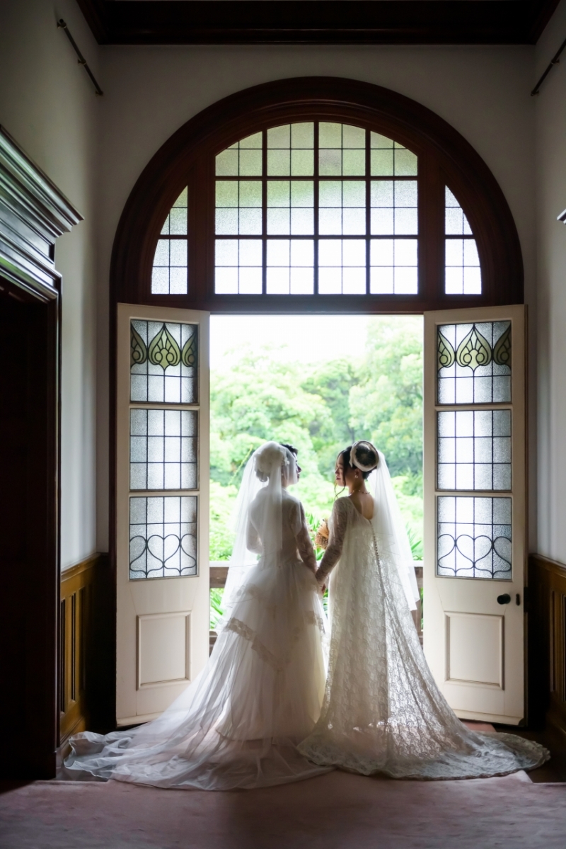 光に透けるふたつのウエディングドレス