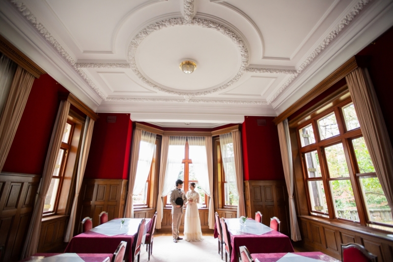 深い赤に映えるドレス