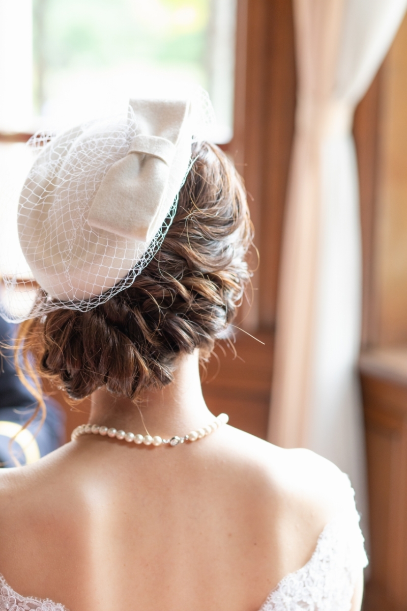 ゆる編み込みのヘアにもマッチしています。