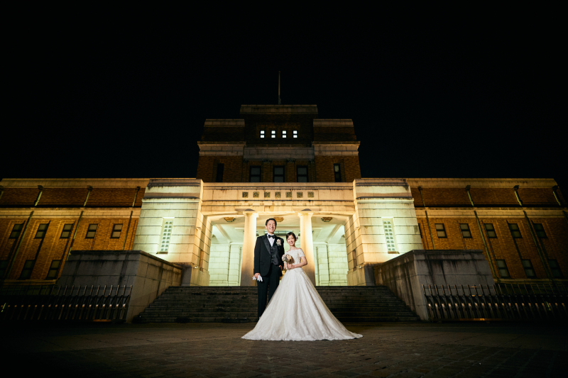 ライトアップされた外観で