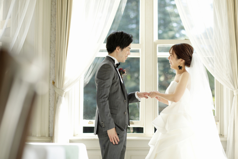 窓辺で指輪交換シーン