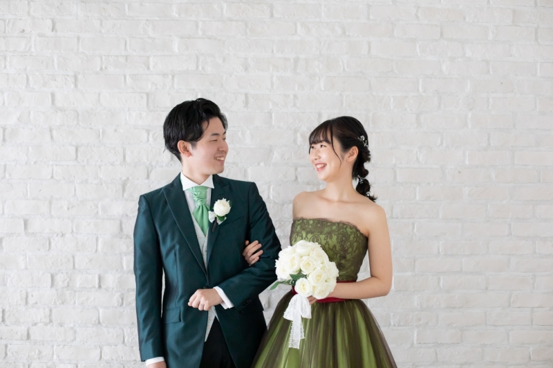 カラードレスでスタジオ撮影