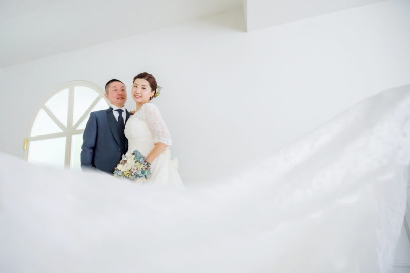 ドレスを風のようになびかせて