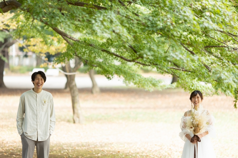 緑の木々の下で