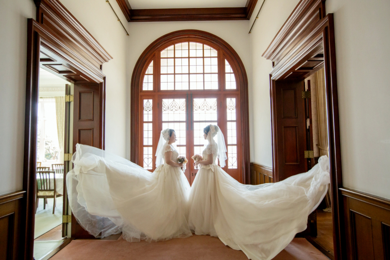 ドレスをはためかせて