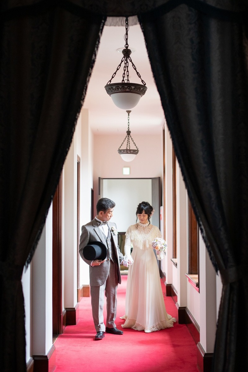 カーテンを額縁のように