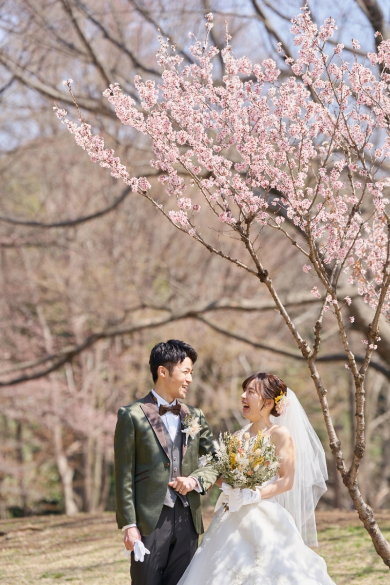 桜の下でほほ笑むふたり