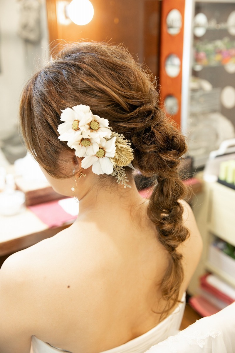 ヘアメイクは編みおろし。かわいい!