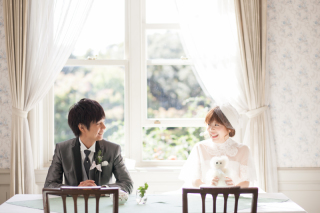 洋館の大きな窓辺でティータイム風に。光を味方につけてかわいく撮影します。