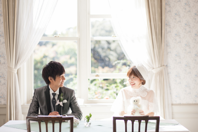 洋館の大きな窓辺でティータイム風に。光を味方につけてかわいく撮影します。