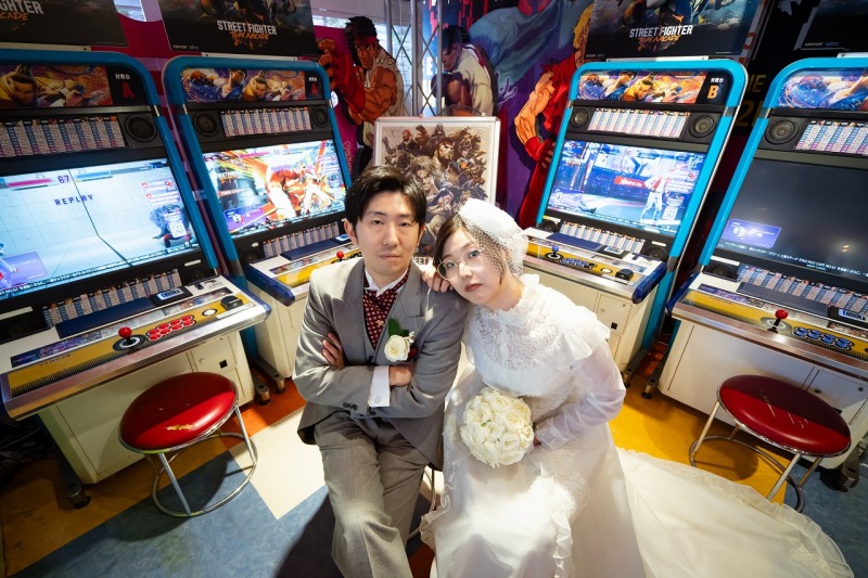 おふたりの大好きなゲームセンターでフォトウエディング。アーティスティックな写真はお任せください。