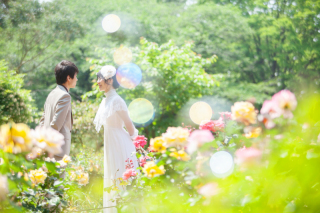 まるで夢の国のような一枚。シャボン玉のキラキラと、お花畑と、おふたり。