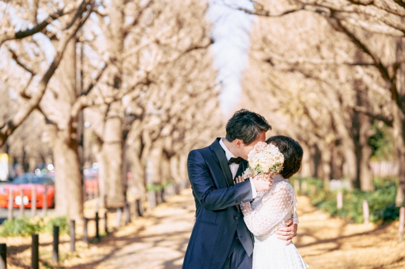 ブーケで口元を隠してロマンチックに