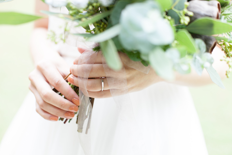 かわいく塗った手元もおしゃれに残します。