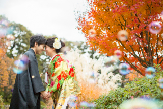 キラキラシャボン玉と紅葉がお二人を一層引き立てます