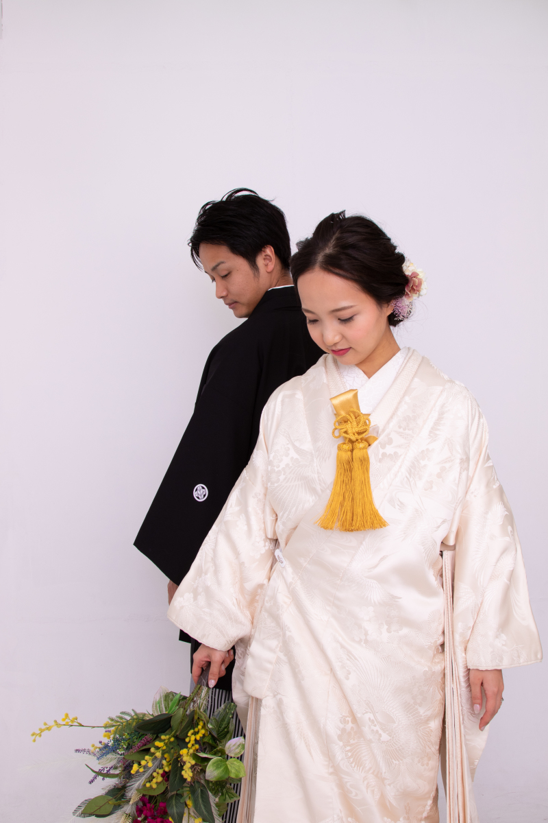 背中合わせになって。