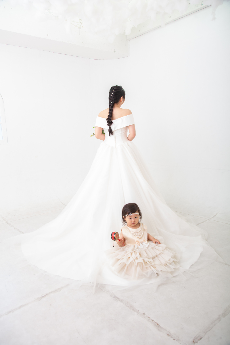 ママのドレスにちょこん。。