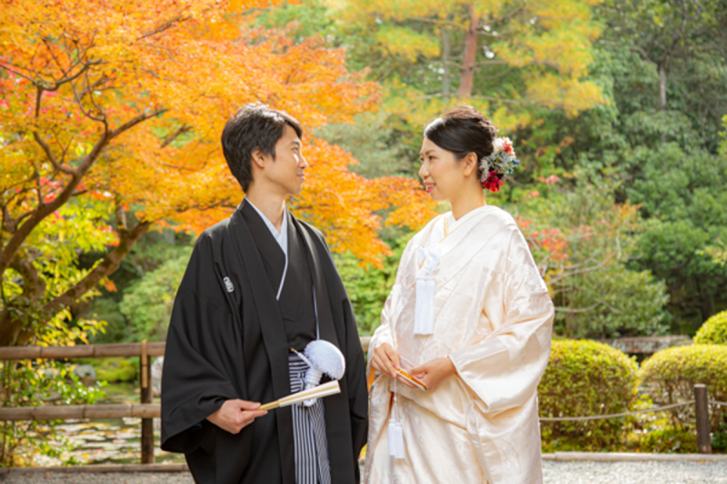 紅葉をバックに