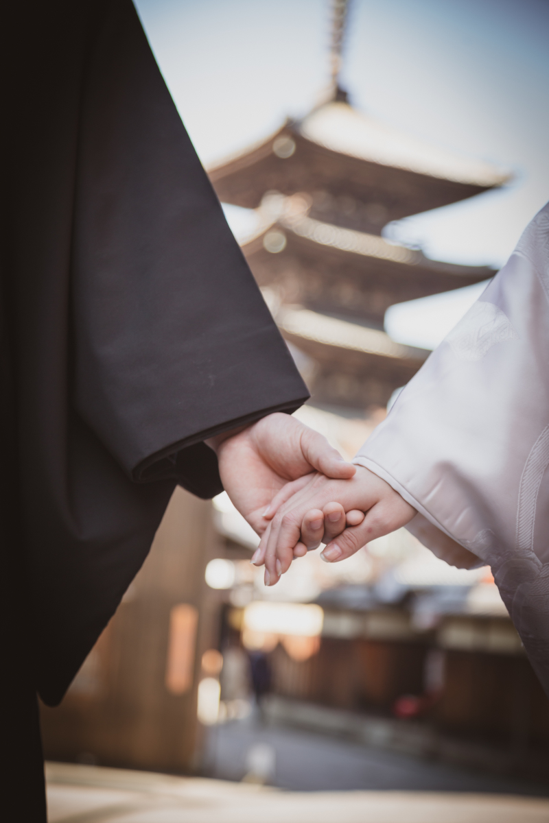 手を取り合って