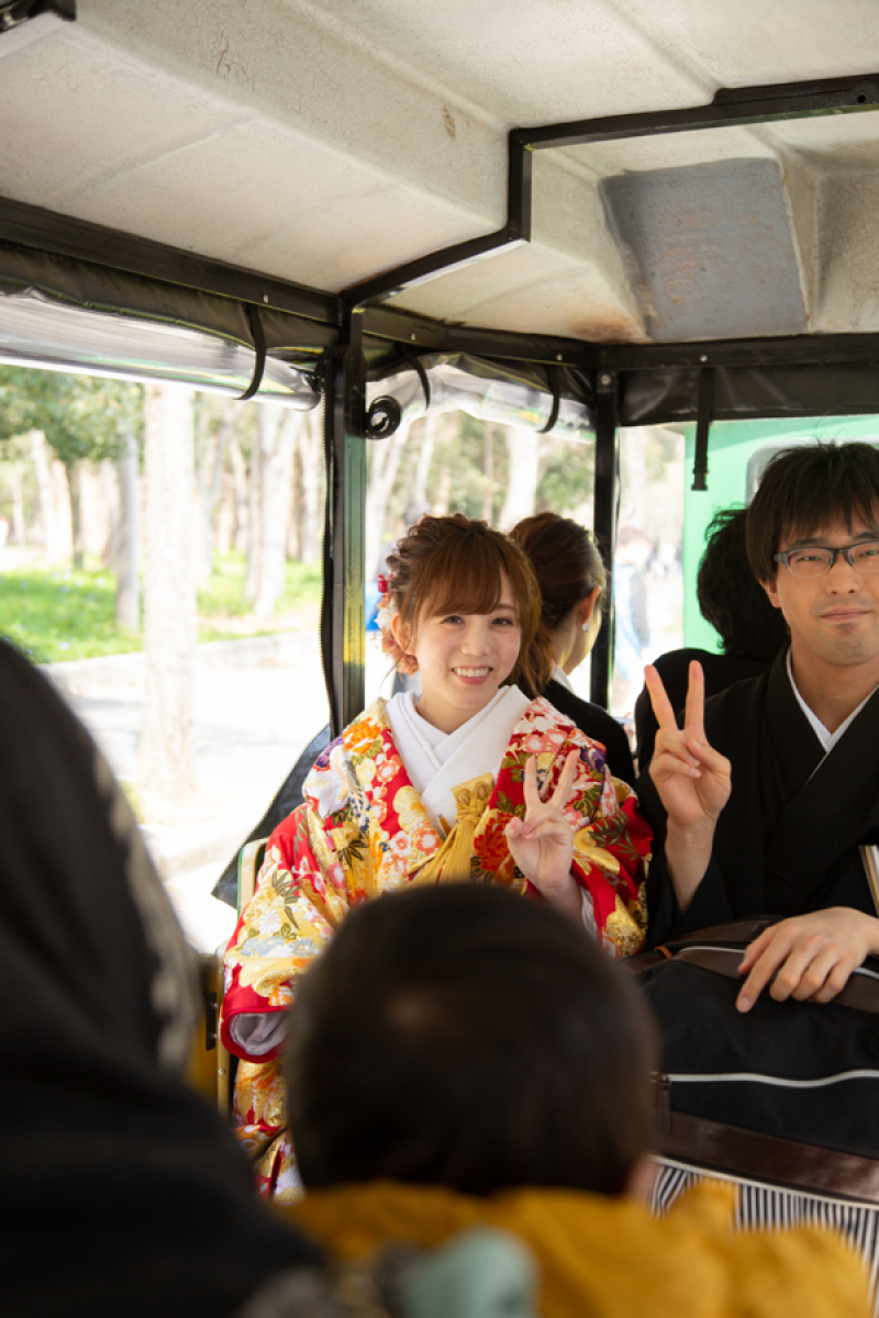 公園は広いのでロードトレインに乗って移動